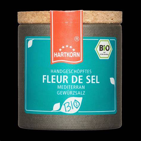 Kakaosalz, Fleur de Sel und Kakaopulver als Arrangement, dazu Zubereitungsschritte im Hintergrund