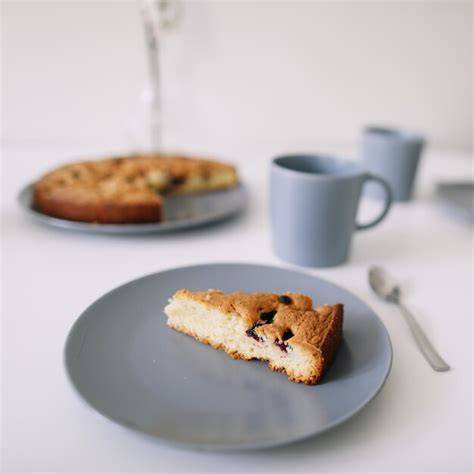 Kakaospritzgebäck auf Teller mit Tasse Tee