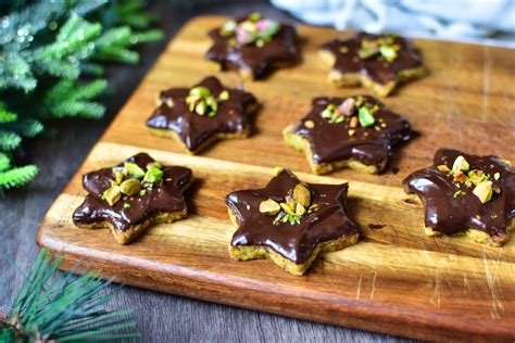 Kakaotaler mit Schokoglasur und Pistazien auf einem weihnachtlichen Teller