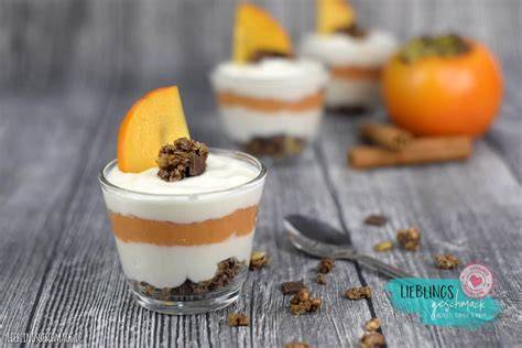 Kaki Creme Dessert im Glas - Schichtung aus Müsli, Joghurtcreme und Kaki
