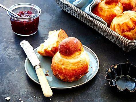 Kaki-Orangen-Marmelade auf Brioche