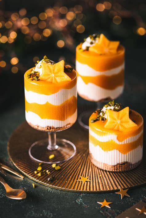 Kaki-Schichtdessert mit Spekulatius und Pistazien - festliche Deko