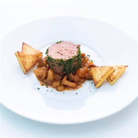 Kalbsfilet mit Trüffel auf Teller angerichtet