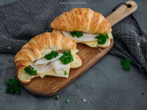 Kalorientabelle für verschiedene Portionen Schinken Käse Croissant