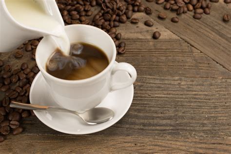 Kalorienverbrauch beim Trinken von Kaffee mit Milch und Zucker