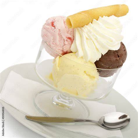 Kalte Espresso-Kakao-Mischung mit Eis und Sahne
