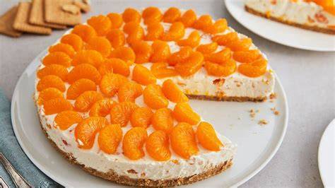 Kalte Philadelphia-Torte mit Mandarinen auf dem Kühlschrank
