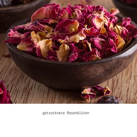Kalter Ansatz: getrocknete Rosenblüten und warm gelöster Honig