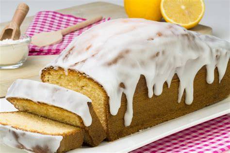 Kalter Kuchen mit glatter, weißer Glasur