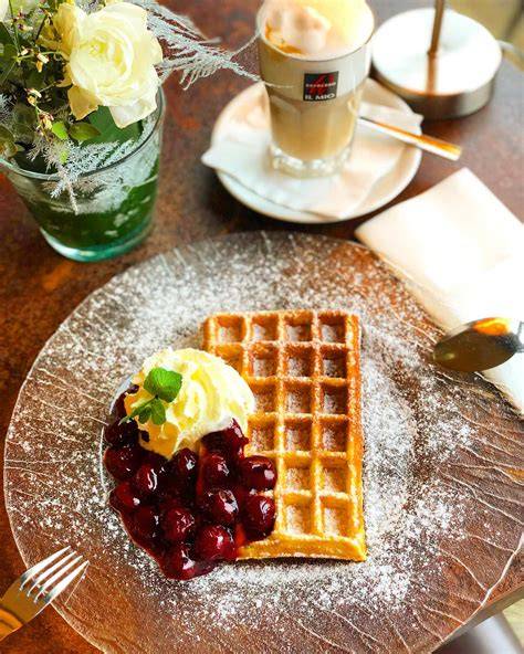 Kalter Waffelgenuss mit Obst und Puderzucker