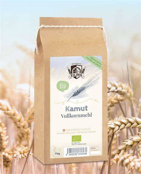 Kamutkörner und gemahlenes Kamutmehl auf Holzbrett