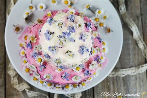 Kandierte Blüten als Dekoration auf einem Kuchen