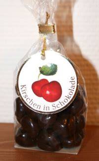 Kandierte Kirschen in Schokolade rollen