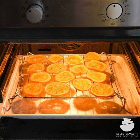 Kandierte Orangen auf Gitter im Backofen