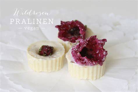 Kandierte Wildrosen als Pralinen auf Kuchendeko