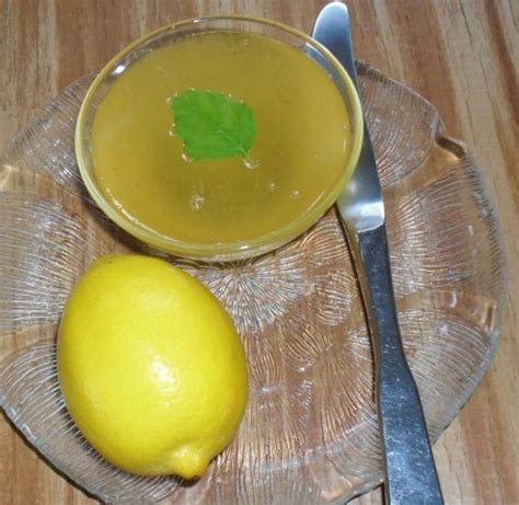 Kandierte Zitronenscheiben in Sirup mit Melisse