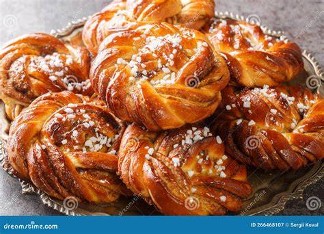 Kanelbullar auf einer internationalen Kaffeetafel