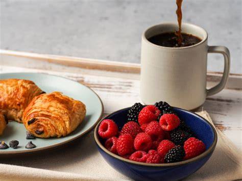 Kanelbullar neben einer Tasse Kaffee