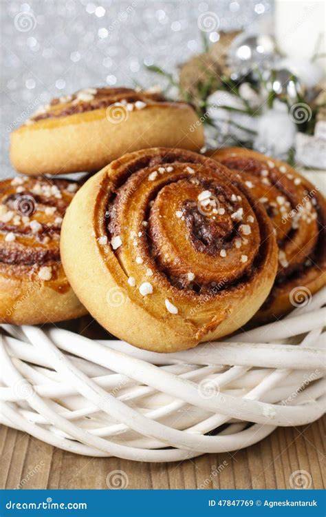 Kanelbulle - süßes schwedisches Zimtgebäck mit Zucker