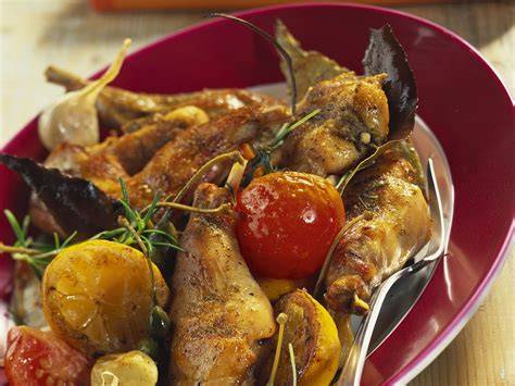 Kaninchen mit Rosmarin und Gemüse