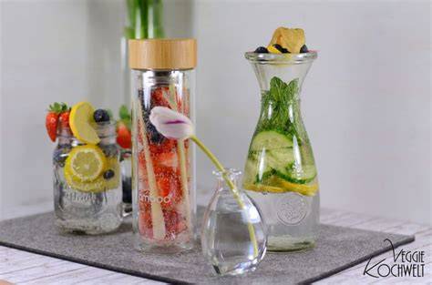 Karaffe mit Infused Water und frischen Früchten