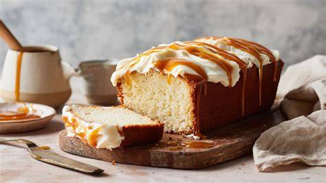 Karamell über Kuchen gießen
