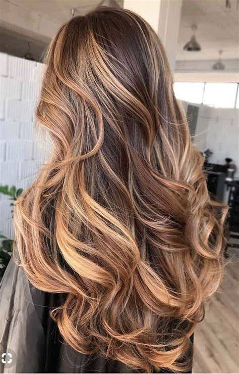 Karamell Balayage auf lockigem Haar