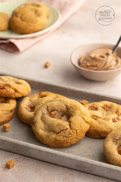 Karamell Cookies auf Backpapier