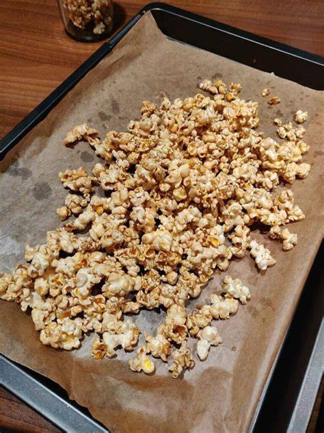 Karamell Popcorn auf einem Backblech im Ofen