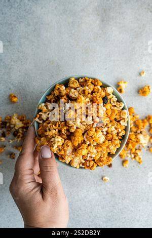 Karamell Popcorn in einer Schüssel
