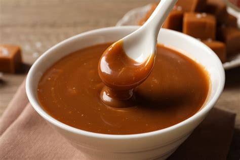 Karamell als Dessert-Dekoration und Sauce