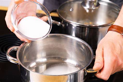 Karamell kochen: goldener Zucker in Topf