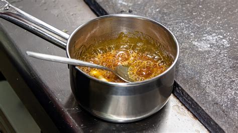 Karamell on sugar cooking process