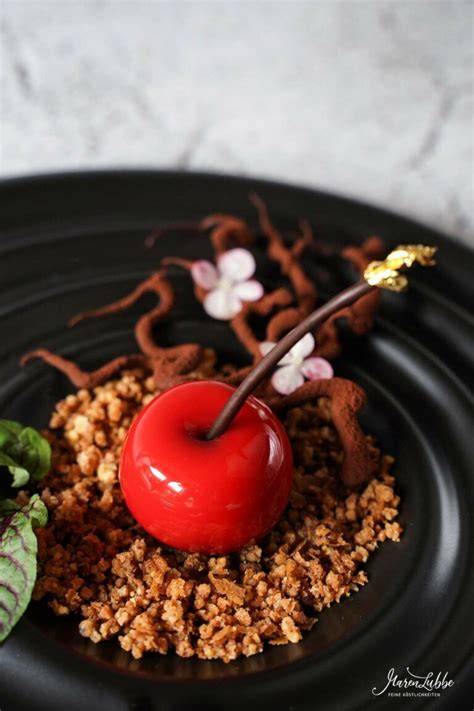 Karamell-Apfel-Profiteroles auf elegantem Dessertteller