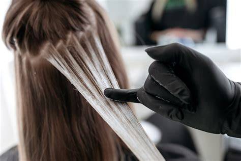 Karamell-Balayage in Arbeit: Freihandtechnik
