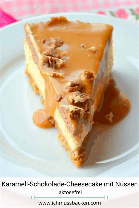 Karamell-Cheesecake mit Schokospänen und Nüssen