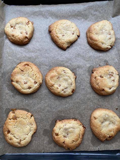Karamell-Cookies auf Holzbrett mit Meersalz