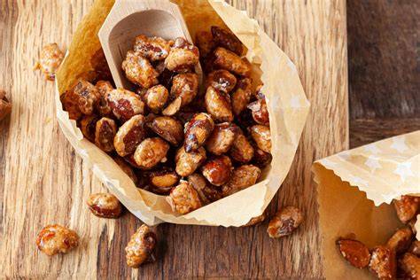 Karamell-Desserts, gebrannte Mandeln, karamellisierte Zwiebeln, Sirupflasche