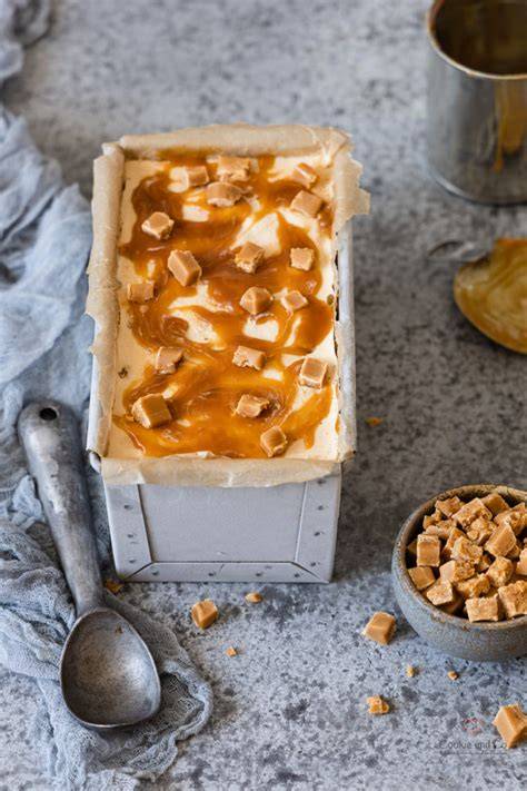 Karamell-Eis mit Karamellswirl und Toffees