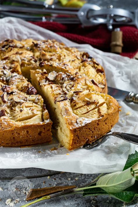 Karamell-Frosting mit gerösteten Nüssen auf Apfelkuchen