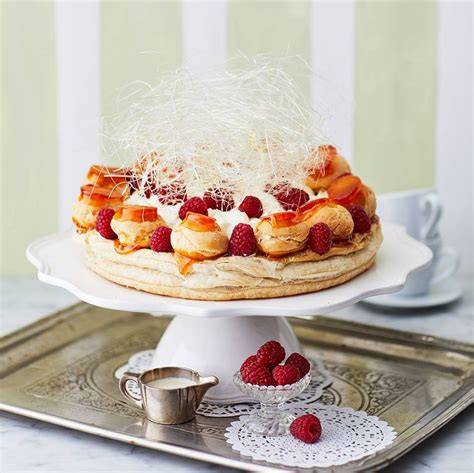 Karamell-Gespinst über der Saint-Honoré, Himbeeren und Chantilly