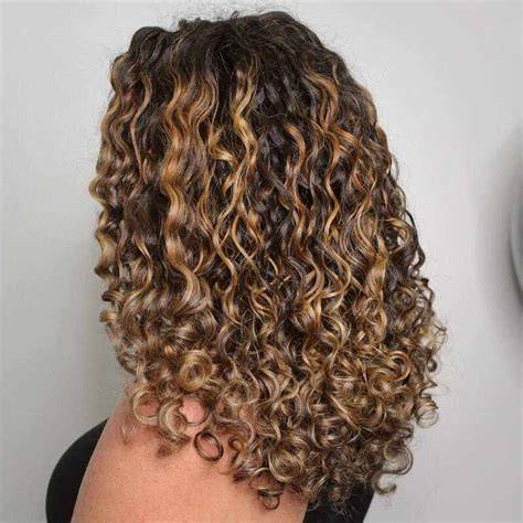 Karamell-Haar gestylt: Locken und Balayage