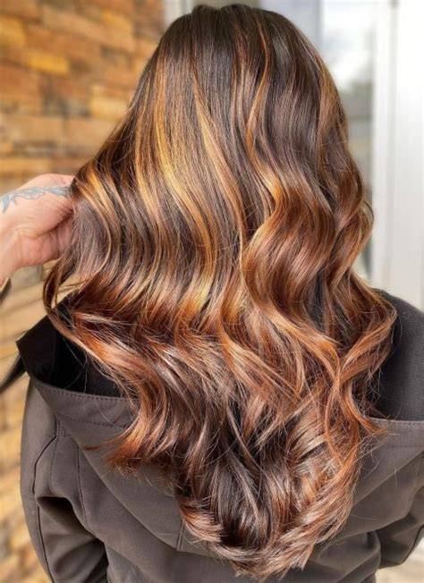 Karamell-Highlights auf braunem Haar