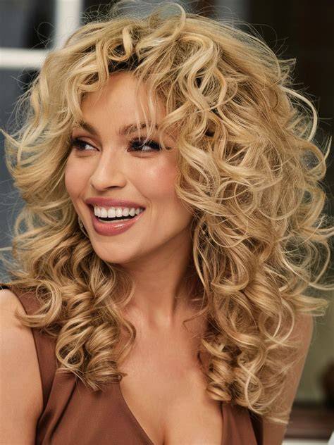 Karamell-Highlights gestylt als große Locken
