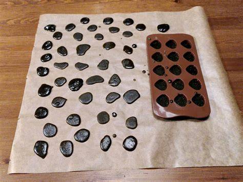 Karamell-Lakritz Bonbons auf Backpapier