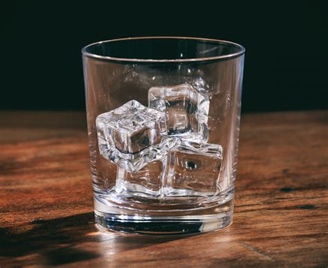 Karamell-Likör serviert im Glas mit Eiswürfeln