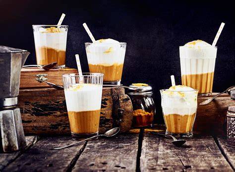 Karamell-Macchiato im Glas mit Karamelltopping