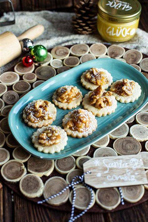 Karamell-Nuss-Plätzchen auf Backblech