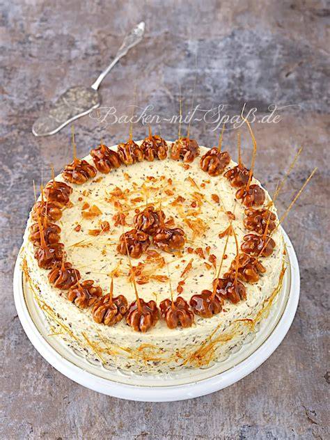 Karamell-Nuss-Torte - mehrschichtiger Anschnitt und Zutaten