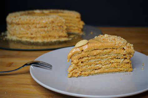 Karamell-Plätzchen-Torte, dünn geschichtet, angeschnitten